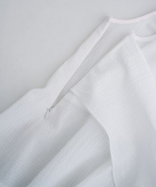 CODE A(コードエー)の「back ribbon flare tops(シャツ/ブラウス・レディース・チャコールグレー/ホワイト・00)」の9枚目の写真