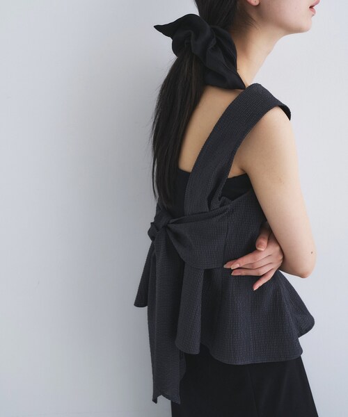 CODE A(コードエー)の「back ribbon flare tops(シャツ/ブラウス・レディース・チャコールグレー/ホワイト・00)」の12枚目の写真