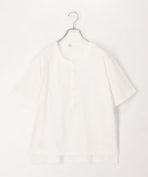 fredy couleur(フレディクルール)の「ドライタッチ天竺ヘンリーネックパール釦Tee(Tシャツ/カットソー・レディース・チャコールグレー/オフホワイト/グレイッシュベージュ/ライム・38)」の2枚目の写真