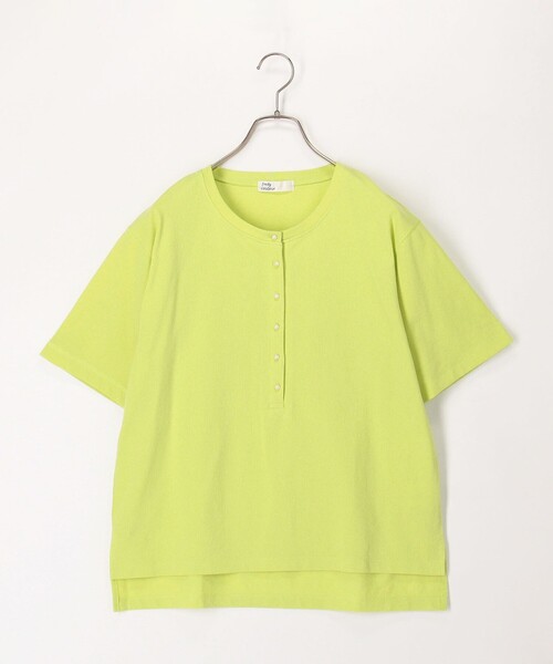 fredy couleur(フレディクルール)の「ドライタッチ天竺ヘンリーネックパール釦Tee(Tシャツ/カットソー・レディース・チャコールグレー/オフホワイト/グレイッシュベージュ/ライム・38)」の4枚目の写真