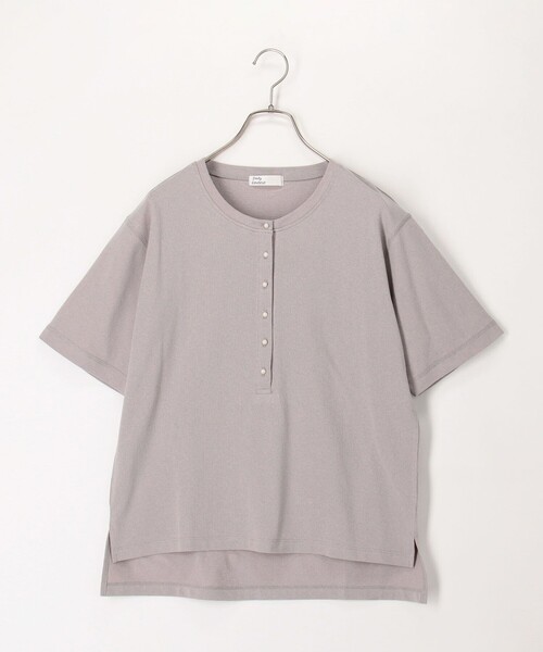 fredy couleur(フレディクルール)の「ドライタッチ天竺ヘンリーネックパール釦Tee(Tシャツ/カットソー・レディース・チャコールグレー/オフホワイト/グレイッシュベージュ/ライム・38)」の3枚目の写真