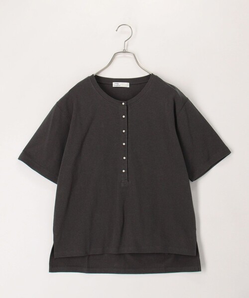fredy couleur(フレディクルール)の「ドライタッチ天竺ヘンリーネックパール釦Tee(Tシャツ/カットソー・レディース・チャコールグレー/オフホワイト/グレイッシュベージュ/ライム・38)」の1枚目の写真