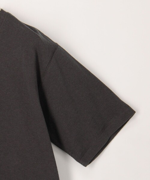 fredy couleur(フレディクルール)の「ドライタッチ天竺ヘンリーネックパール釦Tee(Tシャツ/カットソー・レディース・チャコールグレー/オフホワイト/グレイッシュベージュ/ライム・38)」の13枚目の写真