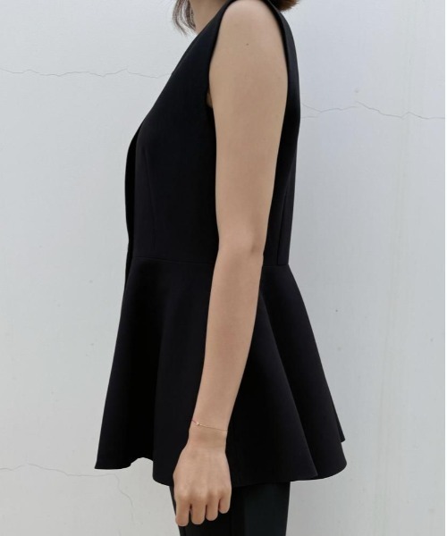 BIRTHDAY BASH(バースデイバッシュ)の「DECORATIVE FRILL GILET(デコラティブフリルジレ)(その他トップス・レディース・ブラック・SMALL/MEDIUM)」の10枚目の写真