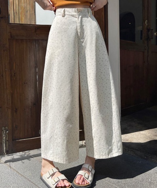 &soiree(アンドソワレ)の「ボタニカルモチーフプリント入りワイドパンツ(その他パンツ・レディース・アイボリー/ネイビー/ホワイト・SMALL/MEDIUM/LARGE/X-LARGE)」の2枚目の写真