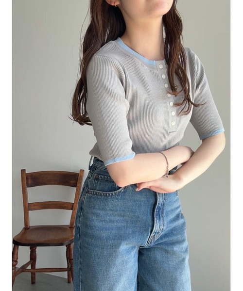 Te chichi(テチチ)の「【UVカット】ヘンリーネック5分袖配色リブニット(ニット/セーター・レディース・ネイビー/グレー/オフホワイト・F)」の2枚目の写真