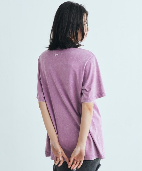 NIKE（ナイキ）の「ナイキ スポーツウェア ウィメンズ Tシャツ / Nike Sportswear  Women's T-Shirt IW1198-544 Monarch Purple（Tシャツ/カットソー・レディース・パープル系その他2・XS/S/M/XL/L）」の2枚目の写真