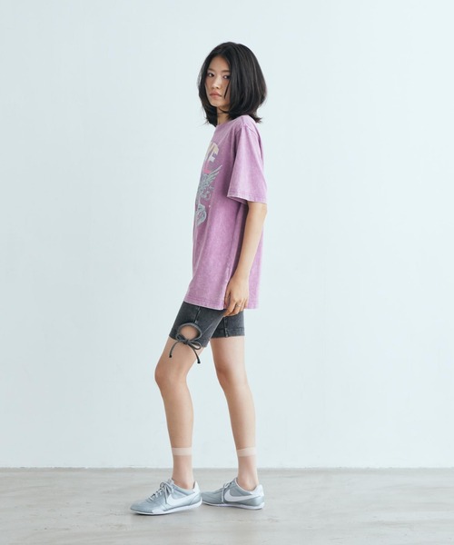 NIKE（ナイキ）の「ナイキ スポーツウェア ウィメンズ Tシャツ / Nike Sportswear  Women's T-Shirt IW1198-544 Monarch Purple（Tシャツ/カットソー・レディース・パープル系その他2・XS/S/M/XL/L）」の4枚目の写真