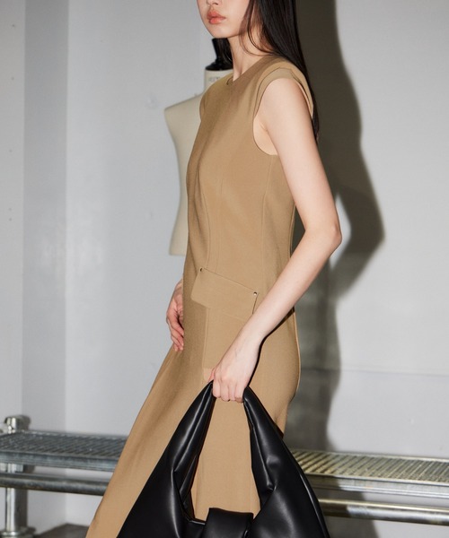 ANDRESD(アンドレスド)の「バックオープンフロームドレス / Back Open Form Dress(ドレス・レディース・ブラック/キャメル・S/M/L)」の3枚目の写真