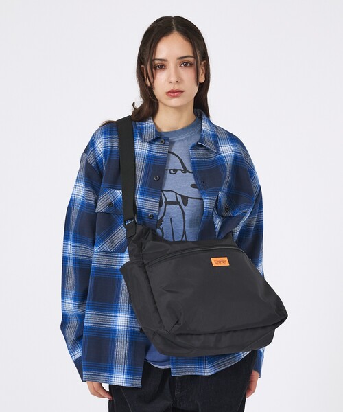 UNIVERSAL OVERALL(ユニバーサルオーバーオール)の「【UNIVERSAL OVERALL/ユニバーサルオーバーオール】ショルダーバッグ / 16l / ANYTIME shoulder bag(ショルダーバッグ・メンズ・ブラウン/ネイビー/その他/ブラック・フリー)」の2枚目の写真