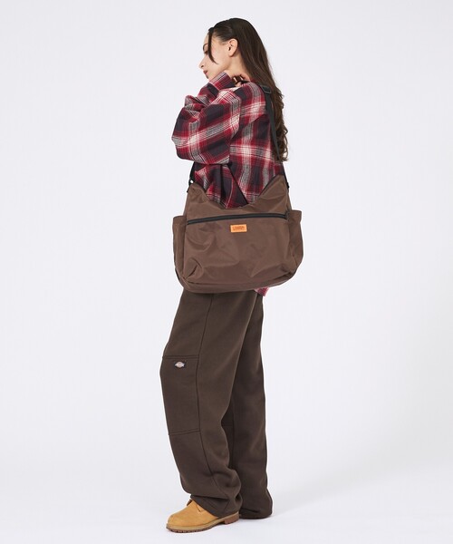 UNIVERSAL OVERALL(ユニバーサルオーバーオール)の「【UNIVERSAL OVERALL/ユニバーサルオーバーオール】ショルダーバッグ / 16l / ANYTIME shoulder bag(ショルダーバッグ・メンズ・ブラウン/ネイビー/その他/ブラック・フリー)」の6枚目の写真