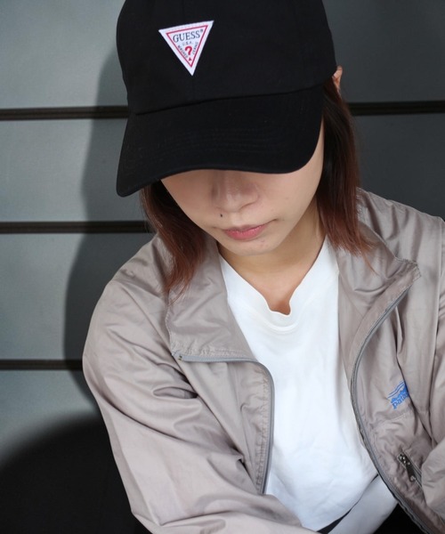 Guess(ゲス)の「guess logoname cap(キャップ・レディース・カーキ/ネイビー/ホワイト/ブラック/ベージュ・58cm)」の2枚目の写真