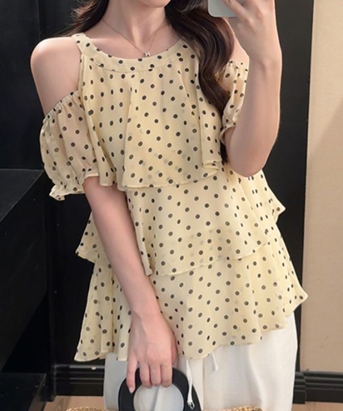 FLINEA(フリネア)の「ドット柄ティアードオフショルダートップス(シャツ/ブラウス・レディース・ベージュ/グリーン・FREE)」の3枚目の写真