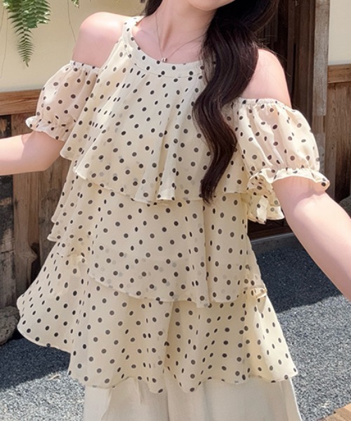 FLINEA(フリネア)の「ドット柄ティアードオフショルダートップス(シャツ/ブラウス・レディース・ベージュ/グリーン・FREE)」の5枚目の写真