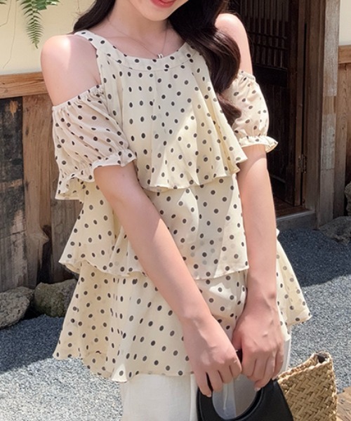 FLINEA(フリネア)の「ドット柄ティアードオフショルダートップス(シャツ/ブラウス・レディース・ベージュ/グリーン・FREE)」の6枚目の写真