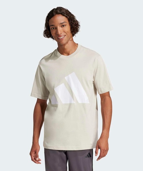 adidas(アディダス)の「エッセンシャルズ ビッグロゴ 半袖Tシャツ / アディダス adidas(Tシャツ/カットソー・メンズ・ベージュ・XX-LARGE/3XL/LARGE/MEDIUM/SMALL/X-LARGE/X-SMALL)」の1枚目の写真