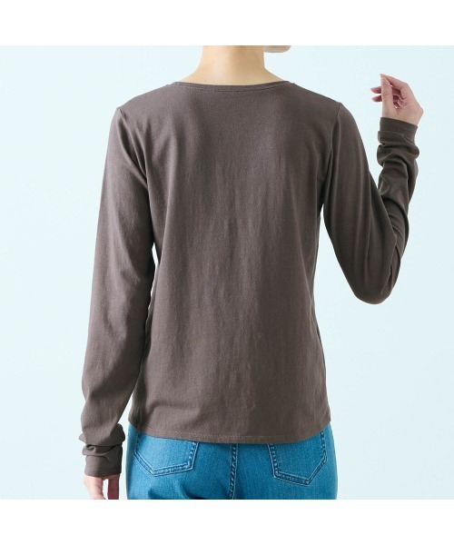 StyleNote(スタイルノート)の「重ね着に最適なシアークルーネックカットソー(Tシャツ/カットソー・レディース・オフホワイト/ブラック/チャコール/グレイッシュベージュ/ワイン/カーキ・M/3L/LL/L/S)」の7枚目の写真