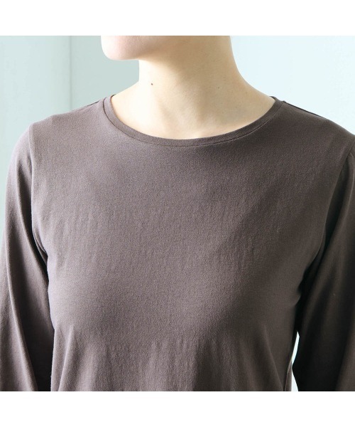 StyleNote(スタイルノート)の「重ね着に最適なシアークルーネックカットソー(Tシャツ/カットソー・レディース・オフホワイト/ブラック/チャコール/グレイッシュベージュ/ワイン/カーキ・M/3L/LL/L/S)」の8枚目の写真
