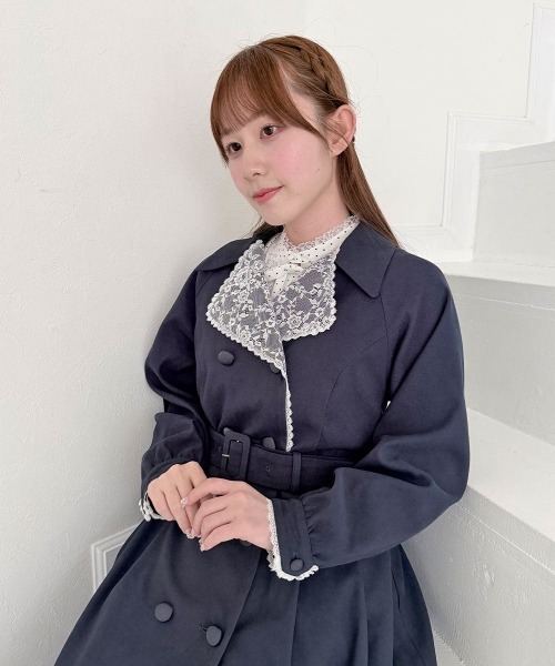 an another angelus(アンアナザーアンジェラス)の「レース衿ピーチトレンチコート/fint フィント(トレンチコート・レディース・グレー/ネイビー・FREE)」の3枚目の写真