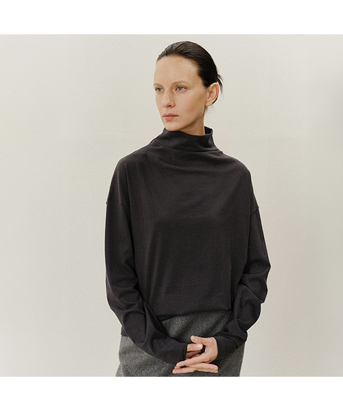 MOHAN（モハン）の「TVF LOOSE TURTLENECK TOP_2COLORS（Tシャツ/カットソー・レディース・オートミール/チャコール・SMALL/MEDIUM）」の2枚目の写真