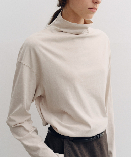 MOHAN（モハン）の「TVF LOOSE TURTLENECK TOP_2COLORS（Tシャツ/カットソー・レディース・オートミール/チャコール・SMALL/MEDIUM）」の3枚目の写真