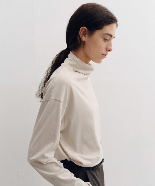 MOHAN（モハン）の「TVF LOOSE TURTLENECK TOP_2COLORS（Tシャツ/カットソー・レディース・オートミール/チャコール・SMALL/MEDIUM）」の4枚目の写真