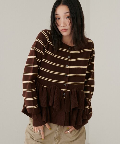 DISCOAT(ディスコート)の「ヘムフリルペプラムカーディガン《WEB限定カラーあり》(カーディガン/ボレロ・レディース・グレー/モカ/ブラック系その他/バーガンディー/サックスブルー/ブラック/アイボリー/ブラウン・FREE)」の6枚目の写真