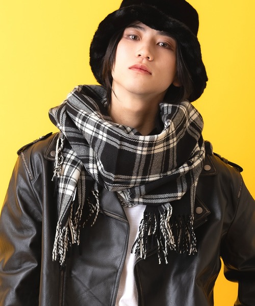 an meets zakka(アンミツザッカ)の「an meets zakka バリエーション大判ファー混マフラー(78cm×200cm)(マフラー・レディース・レッド系1/アイボリー系1/ブラック系1/ブラック系2/グリーン系1/ネイビー系1/ブラック/ホワイト/ベージュ/グレー/ブラウン/レッド/ボルドー/ネイビー・ONESIZE)」の4枚目の写真