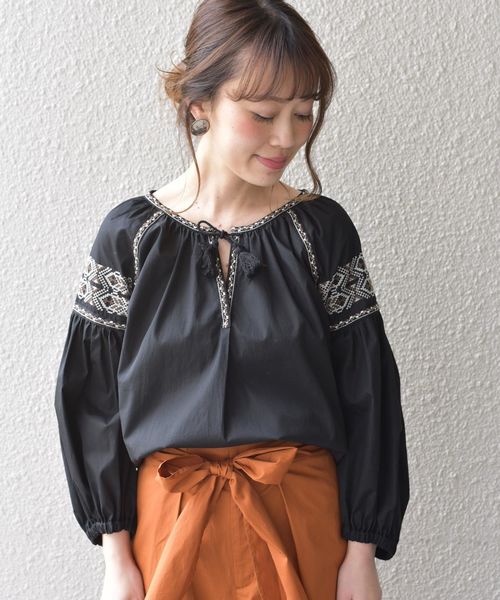 新品タグ付き♡ レディスシャツ（エンブロイダリー刺繍ブラウス