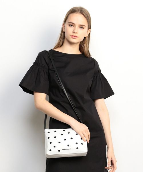 ARMANI EXCHANGE(アルマーニエクスチェンジ)の「【AXアルマーニ エクスチェンジ】アイレット ショルダーバッグ(ショルダーバッグ・レディース・ホワイト/ブラック・FREE)」の2枚目の写真
