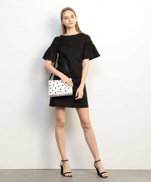 ARMANI EXCHANGE(アルマーニエクスチェンジ)の「【AXアルマーニ エクスチェンジ】アイレット ショルダーバッグ(ショルダーバッグ・レディース・ホワイト/ブラック・FREE)」の4枚目の写真
