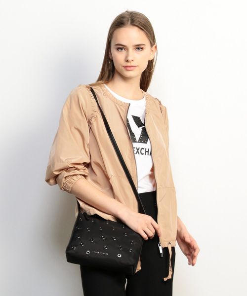 ARMANI EXCHANGE(アルマーニエクスチェンジ)の「【AXアルマーニ エクスチェンジ】アイレット ショルダーバッグ(ショルダーバッグ・レディース・ホワイト/ブラック・FREE)」の7枚目の写真