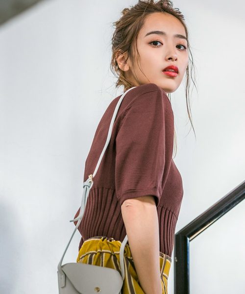 KOBE LETTUCE（コウベレタス）の「［WEARISTA近藤千尋さんコラボ］編み地切り替えバルーンスリーブサマーリブニット（ニット/セーター・レディース・ブラック/ベージュ/ブラウン/レッド/オフホワイト/イエロー/グリーン/ネイビー/ピンク/ダークオレンジ/ホワイト系その他/オレンジ/パープル系その他/ミント・FREE）」の4枚目の写真