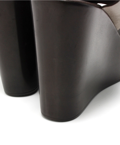 Chico（チコ）の「【Victor】クロスストラップサンダル（サンダル・レディース・ブラック/ライトグレー/ダークブラウン・36/38/37）」の4枚目の写真