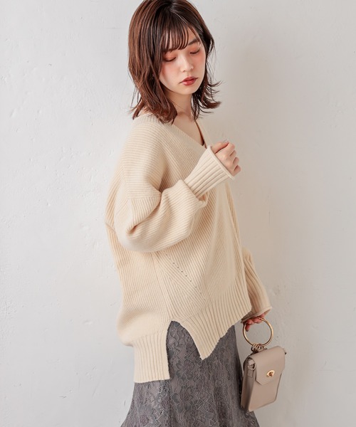 natural couture（ナチュラルクチュール）の「深V畦袖口カールニット（ニット/セーター・レディース・ベージュ/カーキ/ブルー/グリーン/アイボリー・FREE）」の2枚目の写真