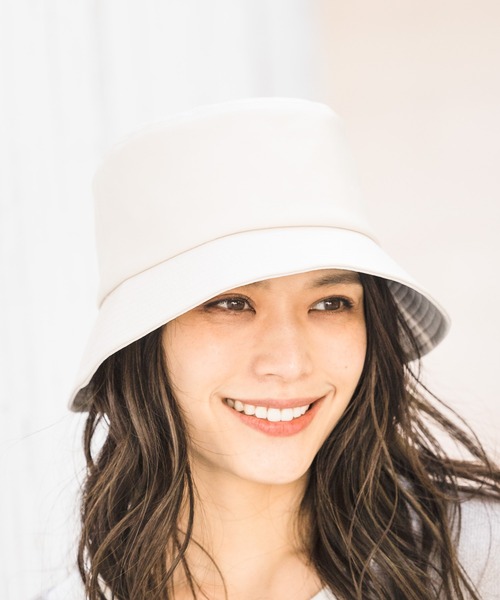 BAYFLOW（ベイフロー）の「フェイクレザーバケットハット（ハット・レディース・ベージュ/オフホワイト・FREE）」の2枚目の写真