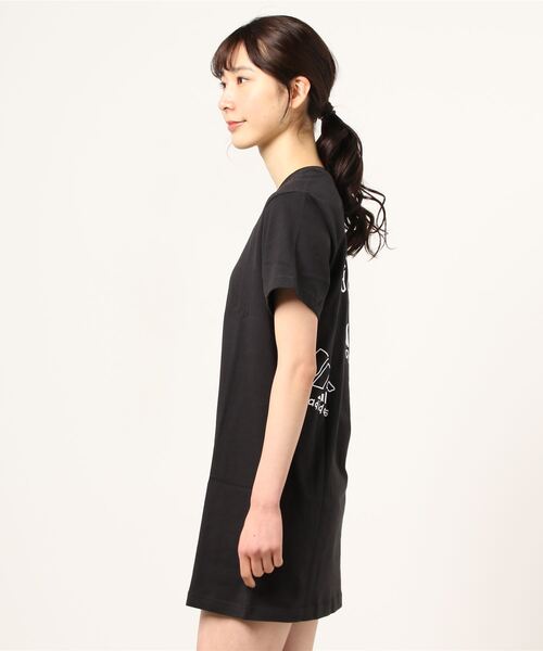 adidas（アディダス）の「ロゴ Tシャツワンピース [Logo Tee