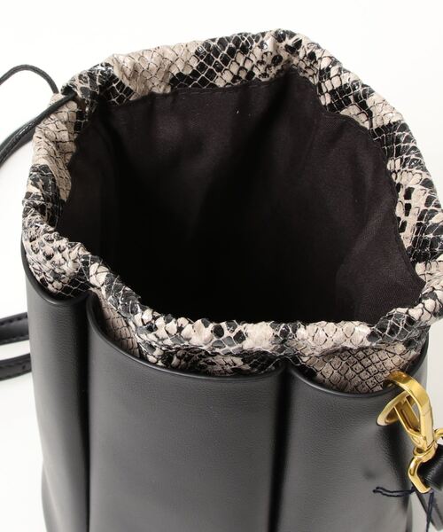 histoire(イストワール)の「3way巾着バッグ(ショルダーバッグ・レディース・ブラック/キャメル・FREE)」の13枚目の写真