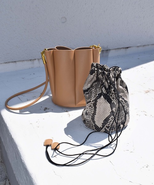 histoire(イストワール)の「3way巾着バッグ(ショルダーバッグ・レディース・ブラック/キャメル・FREE)」の1枚目の写真