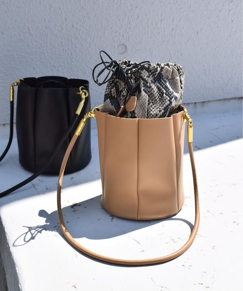 histoire(イストワール)の「3way巾着バッグ(ショルダーバッグ・レディース・ブラック/キャメル・FREE)」の21枚目の写真