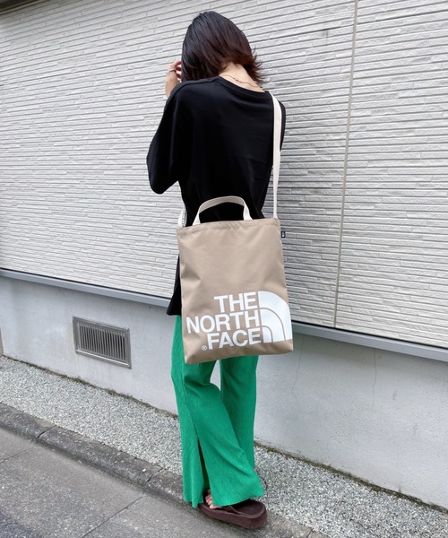 THE NORTH FACE(ザノースフェイス)の「THE NORTH FACE(ザ・ノースフェイス)/ ビッグロゴトートバッグ BIG LOGO TOTE 2(ショルダーバッグ・レディース・ダークベージュ・FREE)」の4枚目の写真