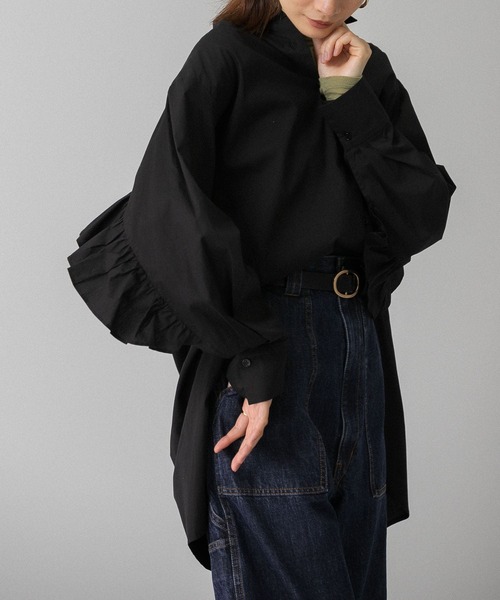 KBF（ケイビーエフ）の「BACKフリルオーバーシャツ（シャツ/ブラウス・レディース・ホワイト/ブルー系その他/ブラック・ONE）」の2枚目の写真