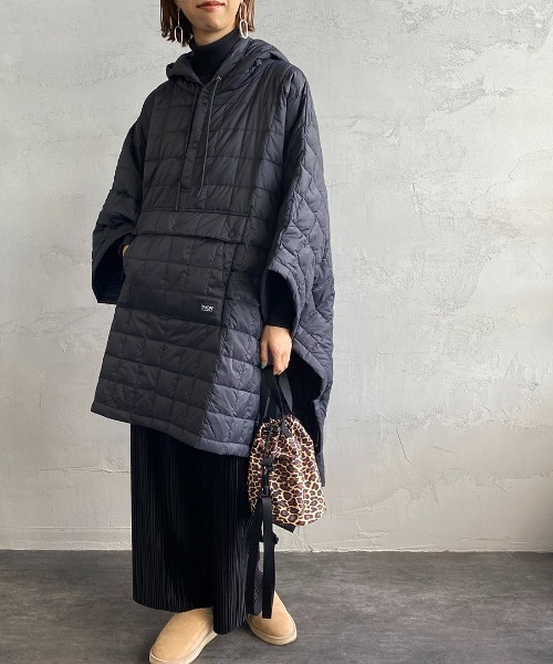 TAION（タイオン）の「【WEB限定】[TAION/タイオン] マウンテンダウンポンチョ（ポンチョ・レディース・ブラック/カーキ・ONE SIZE）」の2枚目の写真