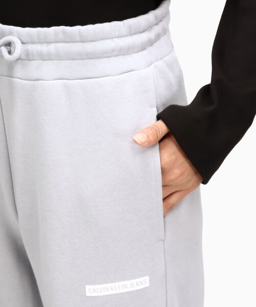 Calvin Klein(カルバン・クライン)の「AS マイクロ フロック ジョガーパンツ(スウェットパンツ・レディース・ブラック/グレー系その他・S/M/XS)」の8枚目の写真