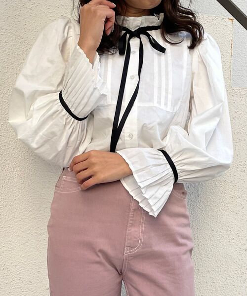 MAJESTIC LEGON（マジェスティックレゴン）の「バイカラークラシカルブラウス（シャツ/ブラウス・レディース・オフホワイト/ブルー・MEDIUM）」の3枚目の写真
