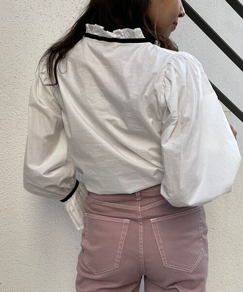 MAJESTIC LEGON（マジェスティックレゴン）の「バイカラークラシカルブラウス（シャツ/ブラウス・レディース・オフホワイト/ブルー・MEDIUM）」の7枚目の写真