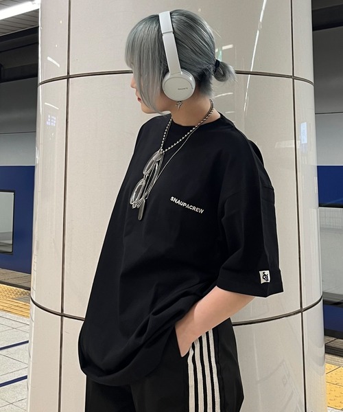 Snap club（スナップクラブ）の「【Snap club】ワンポイント刺繍/フロントカレッジ刺繍 半袖Tシャツ カットソー（Tシャツ/カットソー・レディース・ライトグレー/ブラック/パープル/オフホワイト/イエロー/グリーン/ホワイト系その他/ブラック系その他/グレー系その他/グリーン系その他/ロイヤルブルー/ダークオレンジ/グレー系その他2/ブラック系その他2/ブルー系その他2/レッド/ホワイト系その他2/ホワイト系/ブラック系/ピンク/ネイビー・M/L/XL）」の5枚目の写真