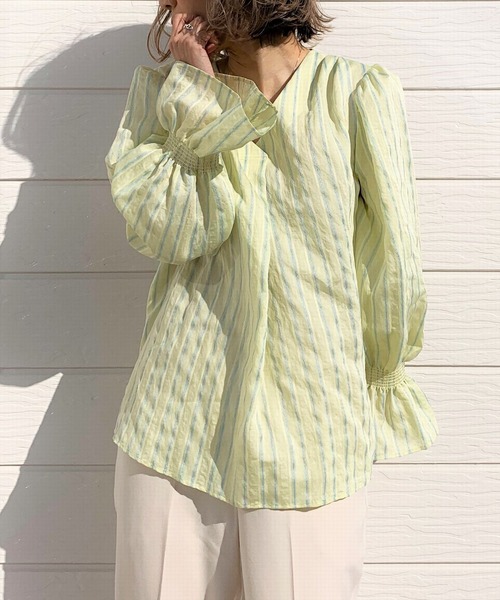 Q（キュー）の「ドビーストライプシャーリングブラウス（シャツ/ブラウス・レディース・ピンク系その他/イエロー系その他・MEDIUM）」の2枚目の写真