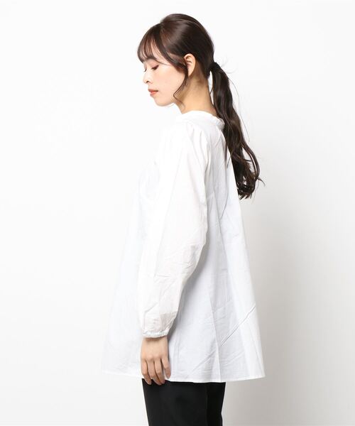 ehka sopo（エヘカソポ）の「前後着パフスリーブチュニックブラウス（シャツ/ブラウス・レディース・ブラック/オフホワイト/キナリ・ﾌﾘ-）」の4枚目の写真