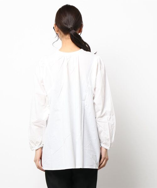 ehka sopo（エヘカソポ）の「前後着パフスリーブチュニックブラウス（シャツ/ブラウス・レディース・ブラック/オフホワイト/キナリ・ﾌﾘ-）」の5枚目の写真